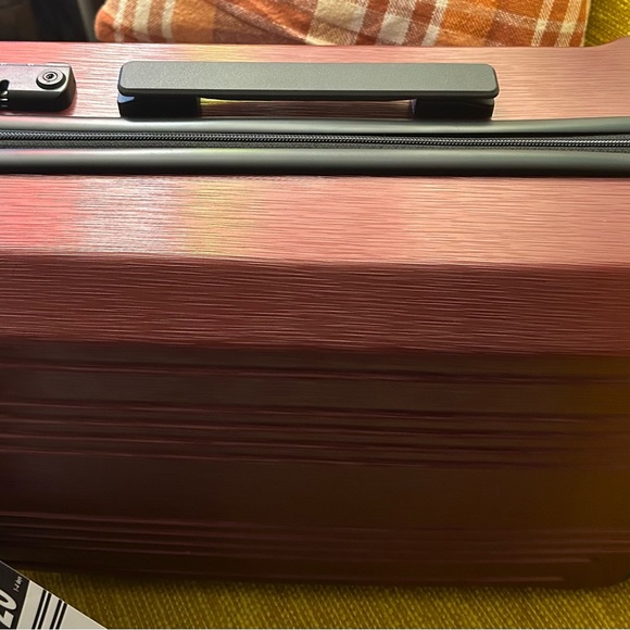 20” Rolling carryon suitcase wine red - Picture 8 of 9